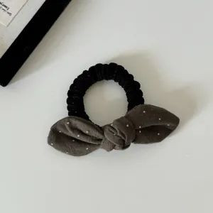 Detailopname van een stijlvolle scrunchie met stippen en een zachte herfsttextuur