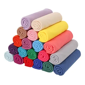 Dettaglio di foulard in jersey di cotone mercerizzato colorati e arrotolati, morbidi