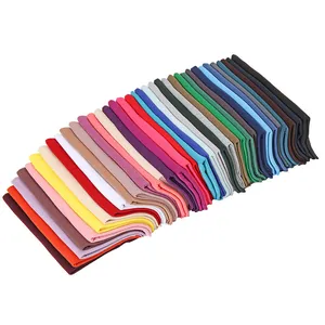 Sciarpe in cotone mercerizzato multicolore impilate con cura in diverse opzioni vivaci