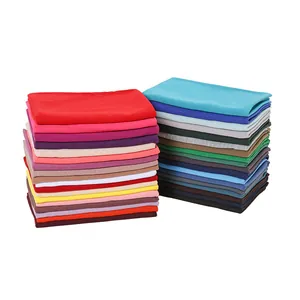 Assortimento di sciarpe colorate in jersey di cotone mercerizzato impilate con cura