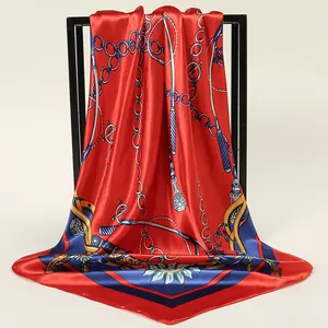 Carré en satin de soie rouge avec imprimé de chaîne équestre classique drapé