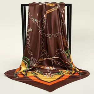 Carré de soie satiné marron élégant avec motif de chaîne et de corde vintage détaillé