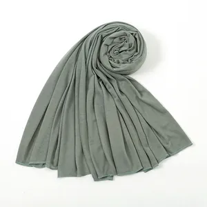 Dettaglio di alta qualità di una sciarpa hijab in jersey di cotone mercerizzato verde salvia