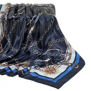 Élégant carré en imitation soie de 90 cm bleu marine avec imprimé chaîne nautique