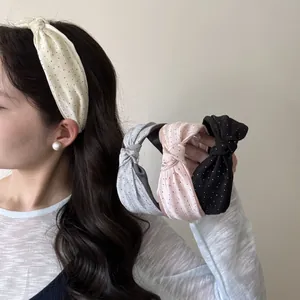 Vista dettagliata di eleganti fasce per capelli a pois in bianco, grigio, rosa e nero