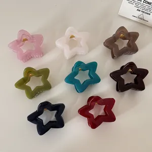 Vista macro de ocho pinzas para el cabello de resina coloridas con forma de estrella