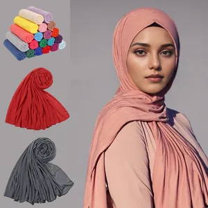 Vista dettagliata di un morbido hijab lungo in cotone mercerizzato tinta unita per donna