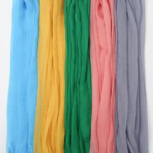 Vue détaillée de divers foulards en mousseline 30D aux couleurs vives et texture douce