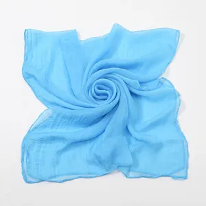 Gros plan d'une écharpe en mousseline 30D bleu ciel à texture plissée légère