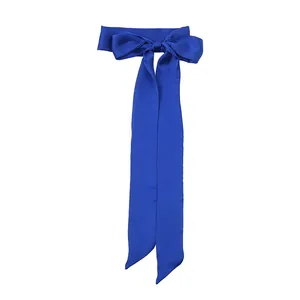 Élégante écharpe étroite en soie de mûrier bleu roi nouée en ruban sur fond blanc pur