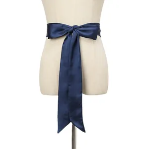 Élégante écharpe en soie bleu marine nouée en ceinture sur une taille de mannequin