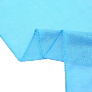 Primo piano della sciarpa in cotone mercerizzato azzurro che mostra la trama e i bordi cuciti