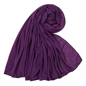 Dettaglio di una morbida sciarpa in jersey di cotone mercerizzato viola scuro