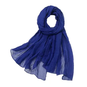 Détail d'une écharpe en mousseline 30D bleue montrant une texture drapée semi-transparente