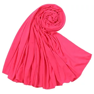 Vista dettagliata di un morbido foulard rosa in jersey di cotone mercerizzato e trama