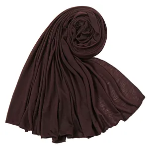 Vista dettagliata del foulard in cotone jersey marrone scuro morbido con texture liscia