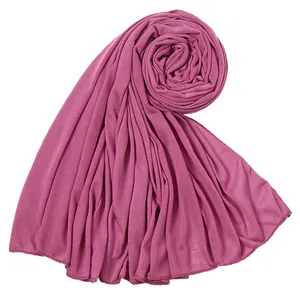 Dettaglio del morbido foulard in jersey di cotone mercerizzato color malva con cuciture