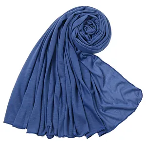 Sciarpa hijab in jersey di cotone mercerizzato blu con delicati bordi cuciti da donna