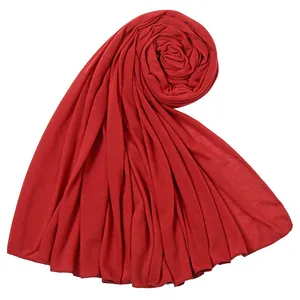 Dettaglio di una sciarpa lunga hijab in jersey di cotone mercerizzato rosso morbido