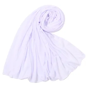 Primo piano dettagliato di un hijab in jersey di cotone lavanda con drappeggio elegante