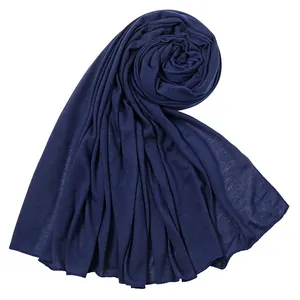 Primo piano di una sciarpa in jersey di cotone blu scuro con eleganti pieghe drappeggiate