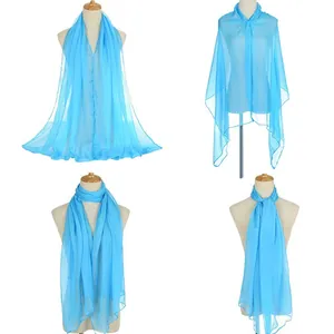 Écharpe polyvalente en mousseline 30D bleu clair montrée en quatre différents styles