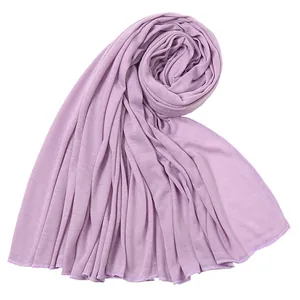 Dettaglio di un morbido hijab in cotone jersey lavanda con bordi cuciti delicati