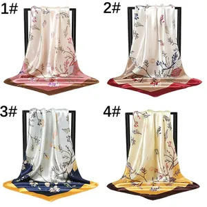 Set aus vier einzigartigen Blumenmustern auf eleganten 90cm Seidenquadraten für Damen