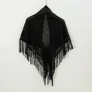 Detailaufnahme eines schwarzen Strickschals mit Lochmuster und Fransen für Damen