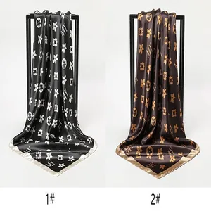 Δύο τετράγωνα φουλάρια 90cm από συνθετικό μετάξι με μαύρα και καφέ μονόγραμμα σχέδια