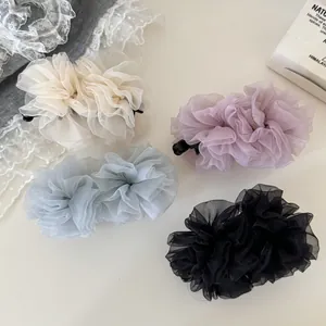 Set de cuatro elegantes pinzas banana de malla rizada en colores suaves