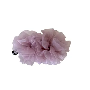 Elegante pinza de pelo tipo banana en malla plisada malva con diseño de flores con volantes