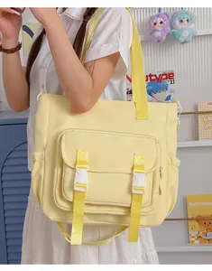 Detalle de un bolso grande amarillo de alta capacidad que lleva una estudiante joven