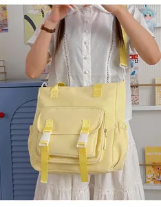 Bolso escolar de lona amarilla de gran capacidad para niñas mostrado en una modelo