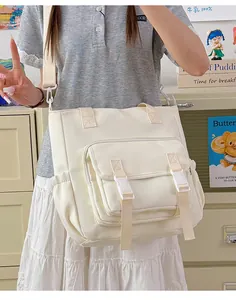 Primer plano de un bolso de hombro de nailon blanco grande llevado por una joven estudiante