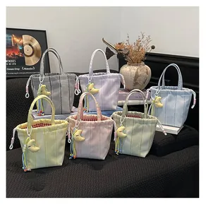 Una colección detallada de bolsos tote a rayas pastel con lindos colgantes de luna