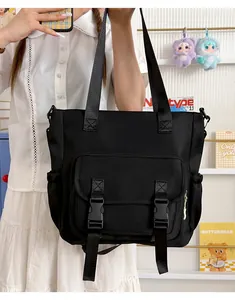Primer plano de una gran mochila negra multifuncional llevada por una modelo asiática