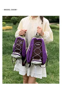 Modelo muestra mochilas de senderismo ligeras moradas y marrones en dos tamaños al aire libre