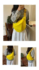 Diverse vedute dettagliate di una borsa a tracolla gialla in nylon indossata da una donna