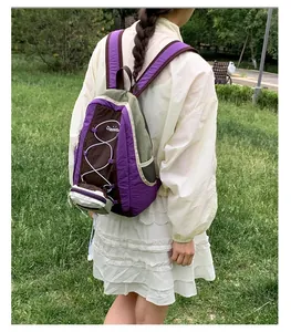 Mochila ligera para senderismo con diseño de bloques de color y cordones en un parque