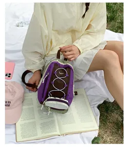 Vista detallada de estilo de vida de una mochila de senderismo morada y verde de moda al aire