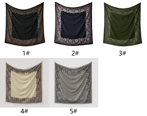 Affichage en grille présentant cinq variantes de couleurs du foulard carré à bordure