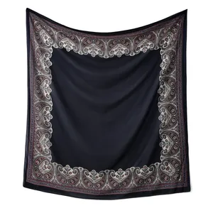 Vue détaillée d'un grand foulard carré en mousseline à bordure paisley, drapé élégant