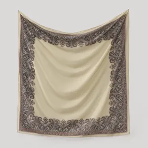Élégant châle carré en mousseline de cristal avec un motif de bordure paisley