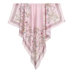 Elegante pañuelo cuadrado rosa con flores y bordes decorativos de poliéster de calidad
