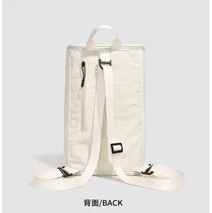 Vue détaillée de l'arrière d'un sac à dos en nylon blanc au style minimaliste