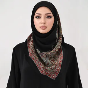 Vue détaillée d'un foulard carré en mousseline avec bordure imprimée au motif paisley