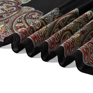 Gros plan détaillé du motif paisley vintage sur le tissu léger d'une écharpe en mousseline