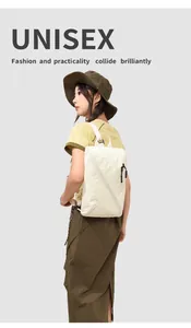 Mannequin portant sac à dos en nylon crème léger pour les trajets décontractés
