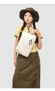 Mannequin asiatique présentant un grand sac à dos en nylon blanc pour le yoga et sport.
